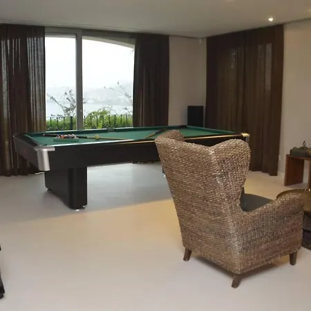 Stilvolle Moderne Mit Pool Und Meerblick. Holiday home *